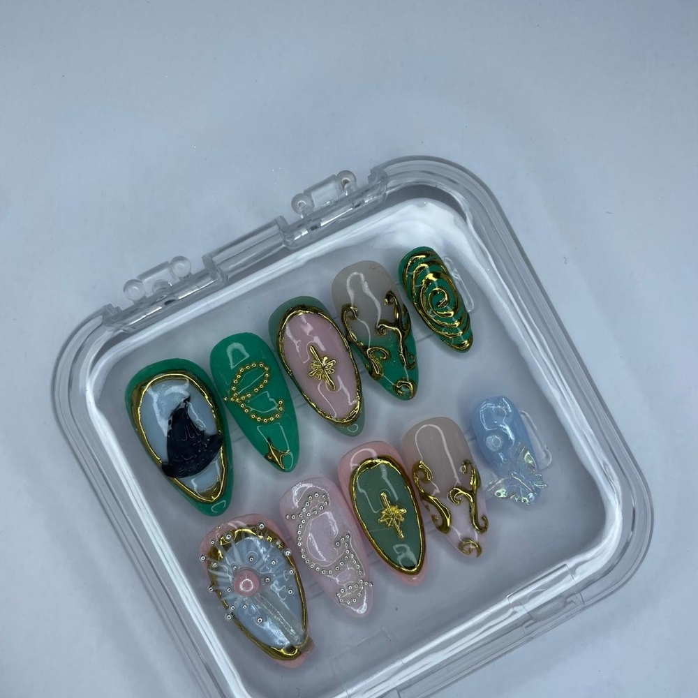 Elegant Gold and Green Nail Art Set - Picture 3 of 5